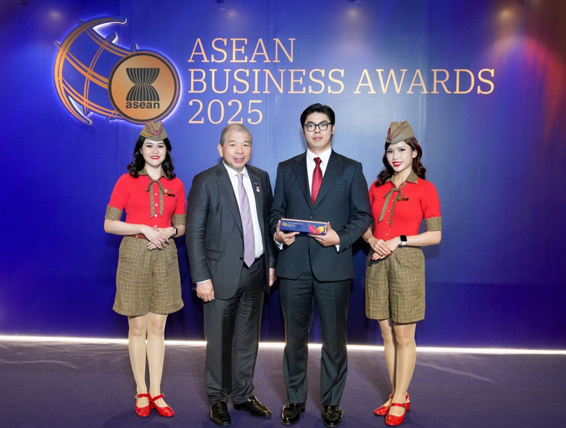 Ông Teo Siong Seng, Chủ tịch Hội đồng Tư vấn Kinh doanh ASEAN tại Singapore, chúc mừng và trao giải thưởng cho Vietjet.