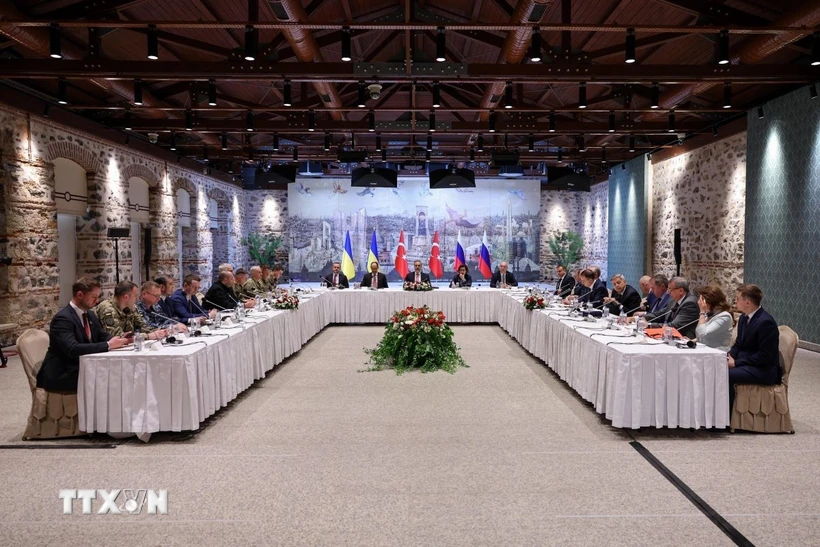 Ngoại trưởng Thổ Nhĩ Kỳ Hakan Fidan (giữa) chủ trì cuộc họp giữa phái đoàn Nga và Ukraine tại Istanbul ngày 16/5/2025. Ảnh: THX/TTXVN
