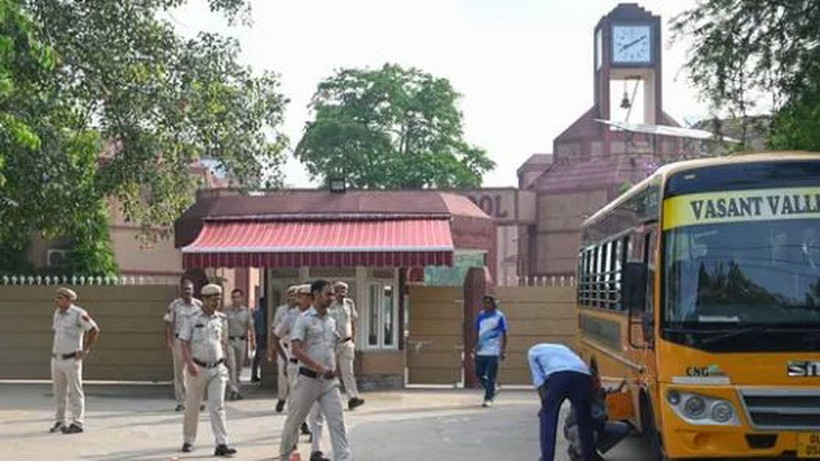 Cảnh sát tìm kiếm tại một trường học ở Vasant Kunj, Delhi, nơi nhận được lời đe dọa đánh bom. (Ảnh: hindustantimes)