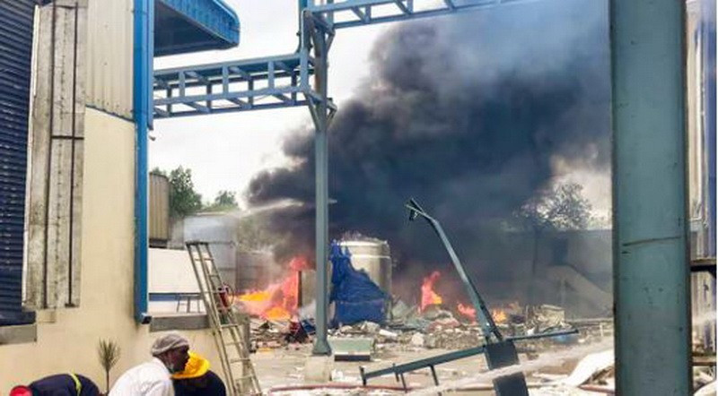 Vụ nổ kèm hỏa hoạn xảy ra cùng ngày tại một nhà máy hóa chất và dược phẩm. (Ảnh: PTI)