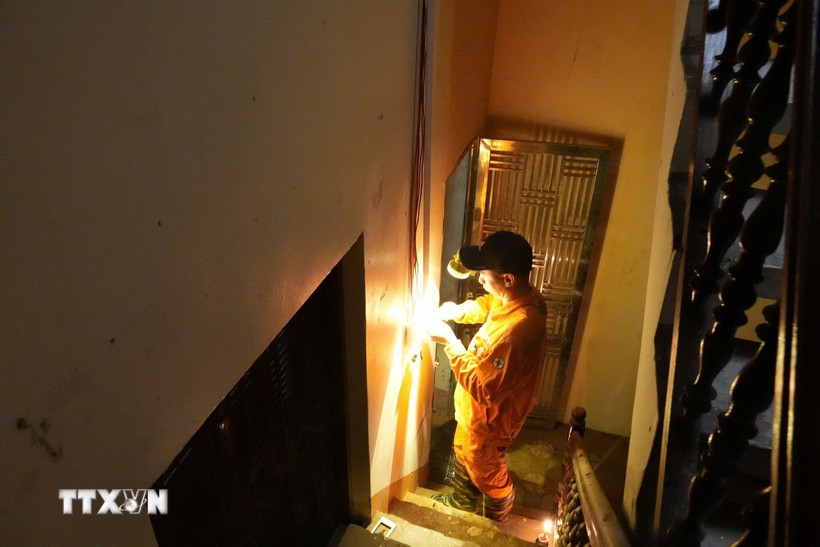 Cán bộ, công nhân Đội Quản lý điện lực khu vực Hà Giang làm việc liên tục cả ngày lẫn đêm, trong điều kiện khó khăn để cấp điện trở lại cho người dân. (Ảnh: Chí Kiên/TTXVN phát)