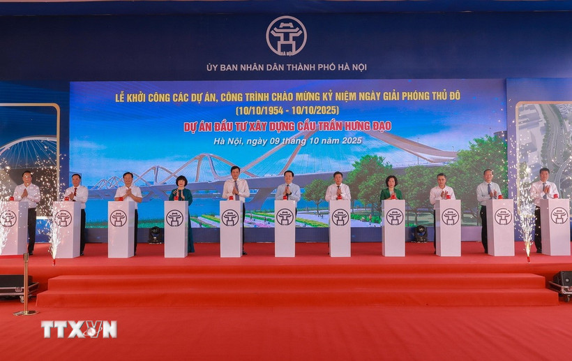 Phó Thủ tướng Mai Văn Chính và các đại biểu thực hiện nghi thức khởi công Dự án đầu tư xây dựng cầu Trần Hưng Đạo. (Ảnh: Phan Phương/TTXVN)