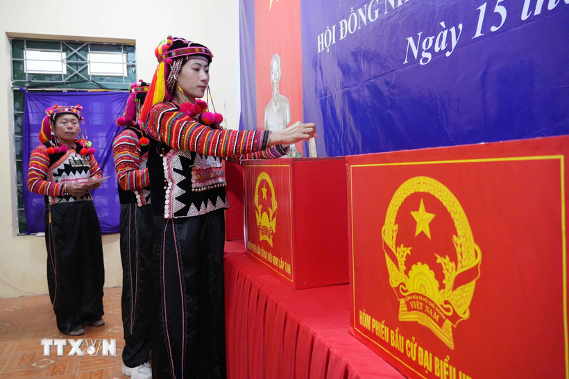 Xã Sín Thầu, tỉnh Điện Biên nằm giữa núi rừng trùng điệp của vùng đất nơi cực Tây của Tổ quốc, nổi tiếng với cột mốc ba cạnh thiêng liêng. Từ sớm ngày 15/3/2026, đồng bào các dân tộc Hà Nhì, Mông, Thái, Kinh… trong trang phục truyền thống đã nô nức đến các điểm bỏ phiếu để thực hiện quyền và nghĩa vụ công dân. (Ảnh: Trung Kiên/TTXVN)