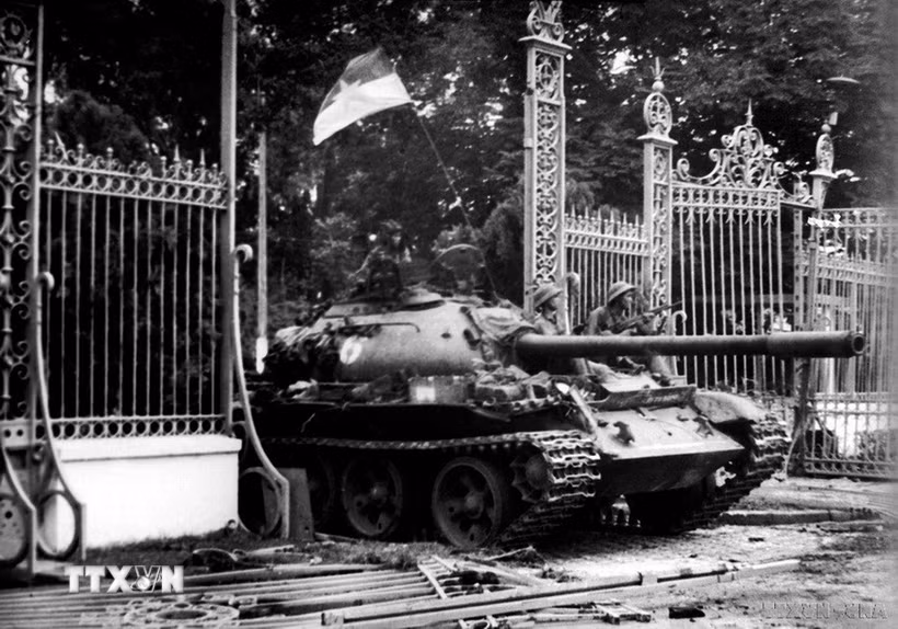 11h 30phút ngày 30/4/1975, xe tăng quân Giải phóng băng qua cánh cổng sắt, đánh chiếm Phủ Tổng thống ngụy Sài Gòn, sào huyệt cuối cùng của quân địch, kết thúc oanh liệt cuộc trường chinh 30 năm chống ngoại xâm của dân tộc. (Ảnh: Mai Hưởng/TTXVN)