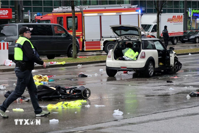 Cảnh sát điều tra tại hiện trường xe ôtô lao vào đám đông ở Munich, Đức ngày 13/2. (Ảnh: Reuters/TTXVN)