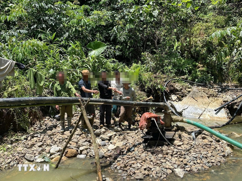Phương tiện và máy móc các đối tượng sử dụng để khai thác vàng trái phép. (Ảnh: TTXVN phát)