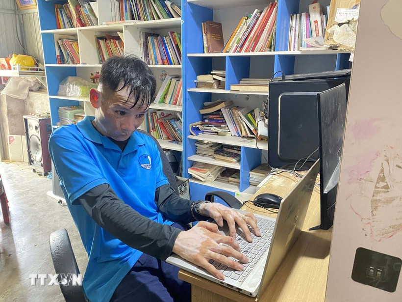 Anh Lê Thái Bình luôn nỗ lực vươn lên trong cuộc sống. (Ảnh: Hữu Quyết/TTXVN)