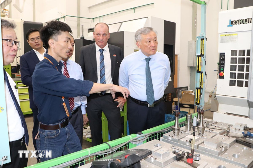 Phó Thủ tướng thường trực Nguyễn Hòa Bình thăm phòng kỹ thuật của Trường Đại học Việt Đức. (Ảnh: Văn Hướng/TTXVN)