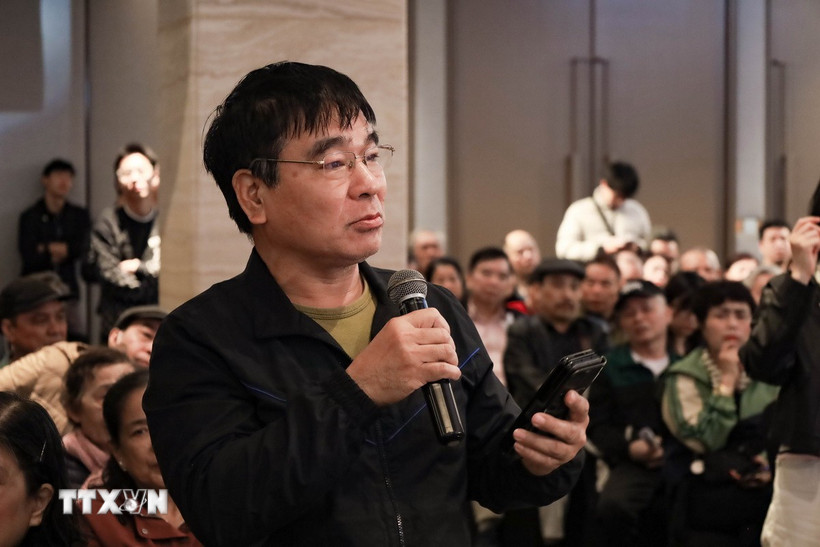 Người dân bị thu hồi đất để thực hiện dự án phát biểu ý kiến. (Ảnh: Vũ Quang/TTXVN)