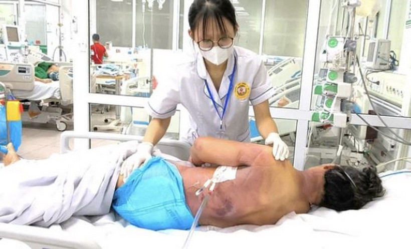 Bệnh nhân được chẩn đoán nhiễm khuẩn huyết, viêm mô mềm, sốc độc tố do tụ cầu vàng. (Ảnh: Bệnh viện cung cấp)