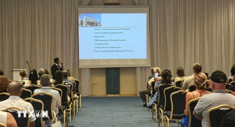 Những thành tựu trong ứng dụng thảo dược và phương pháp trị liệu cổ truyền để hỗ trợ điều trị ung thư tại Bệnh viện Y học Cổ truyền Trung ương nhận được sự quan tâm đặc biệt từ các đại biểu quốc tế. (Ảnh: TTXVN phát)