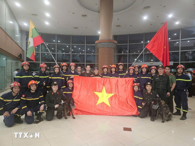 Đoàn công tác cứu hộ, cứu nạn Bộ Công an tại sân bay quốc tế Yangon, Myanmar. (Ảnh: TTXVN phát)