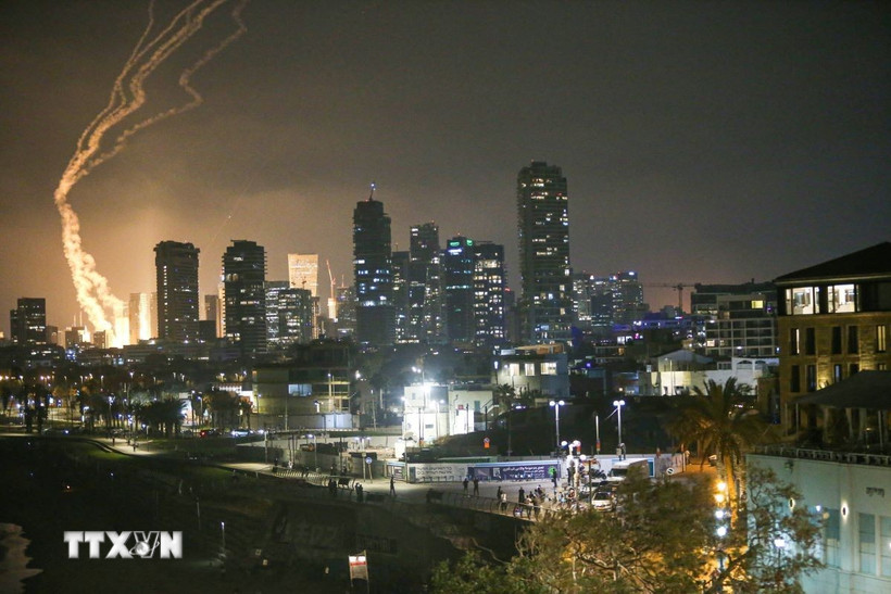 Iran tiến hành không kích xuống Tel Aviv, đáp trả các vụ tấn công của lực lượng Israel tối 13/6. (Ảnh: Anadolu Agency/TTXVN)