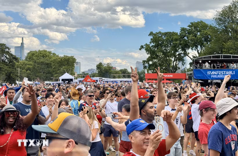 Cổ động viên tại FIFA Fan Festival tại Lemon Hill (Philadelphia). (Ảnh: Ngọc Quang/TTXVN)