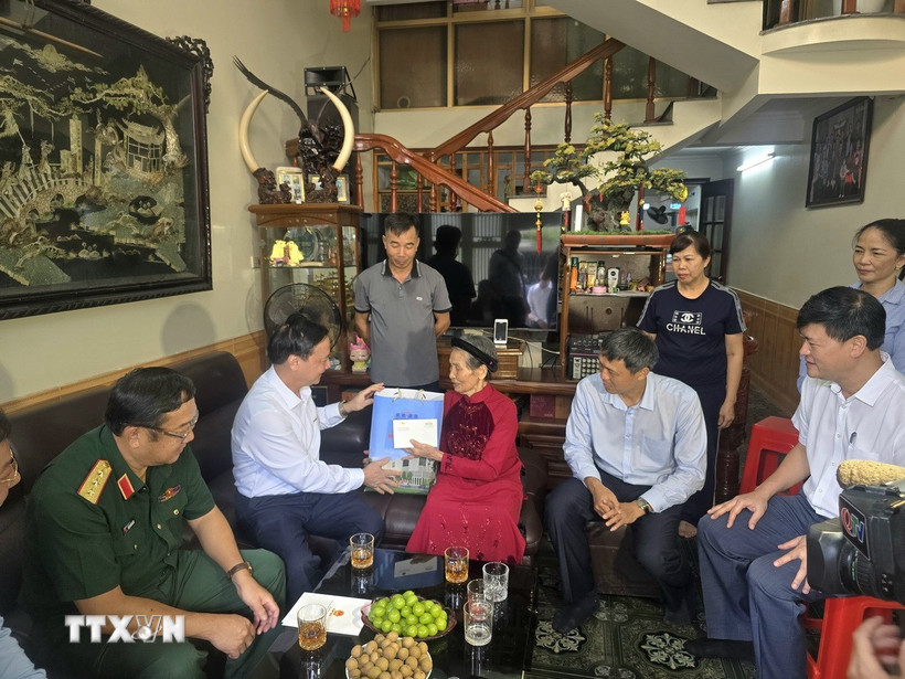Phó Chủ tịch Quốc hội Nguyễn Khắc Định thăm, tặng quà cho bà Nguyễn Thị Diễm (vợ Liệt sĩ tại phường Hà Lầm, tỉnh Quảng Ninh). (Ảnh: Thanh Vân/TTXVN)