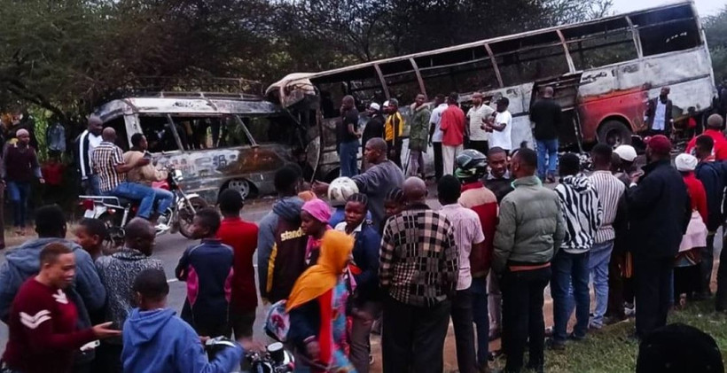 Tai nạn xảy ra sau khi lốp trước của một trong 2 xe buýt phát nổ. (Ảnh: tanzania times)