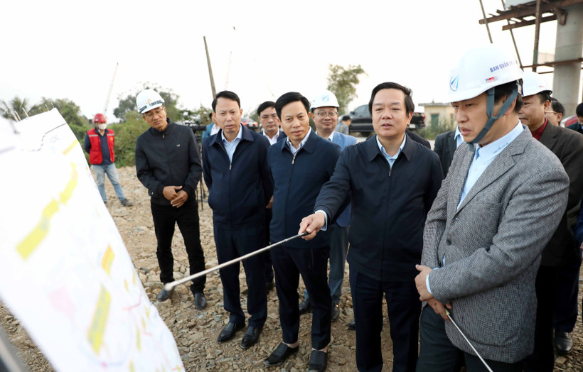 Chủ tịch Ủy ban Nhân dân tỉnh Hưng Yên Phạm Quang Ngọc kiểm tra tiến độ thực hiện dự án tuyến đường cao tốc CT.08 đoạn qua xã Hồng Vũ. (Ảnh: Thế Duyệt/TTXVN)