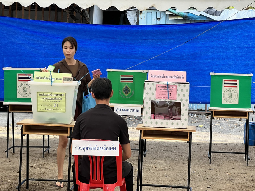 Cử tri đi bỏ phiếu tại một điểm bỏ phiếu ở quận Huai Khwang, Bangkok. (Ảnh: Đỗ Sinh/TTXVN)