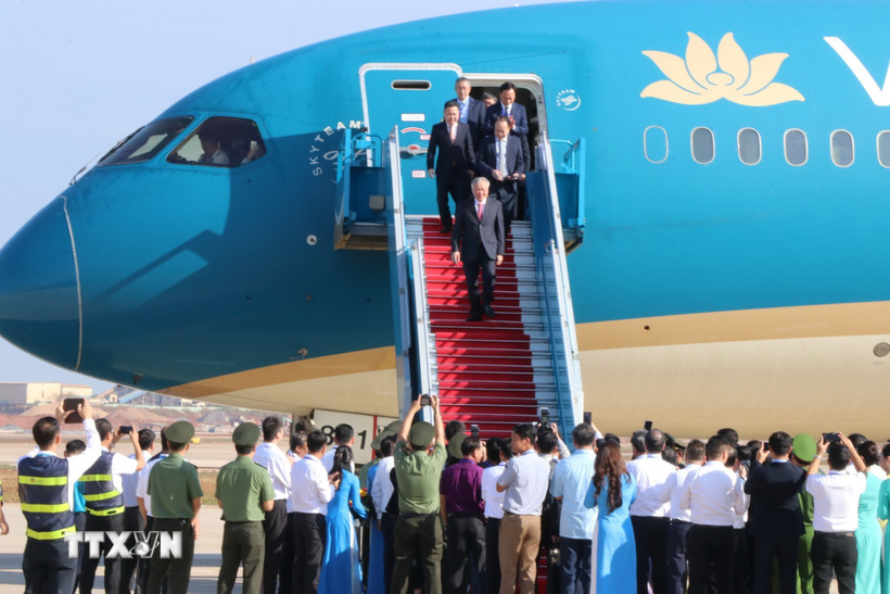 Đúng 8 giờ 20 phút, máy bay Boeing 787 của Hãng hàng không quốc gia Việt Nam – Vietnam Airlines, chở theo lãnh đạo Đảng, Nhà nước, các Bộ, Ngành đáp xuống đường băng số 1, chính thức khai trương vận hành Cảng hàng không quốc tế Long Thành. (Ảnh: Sỹ Tuyên/TTXVN)