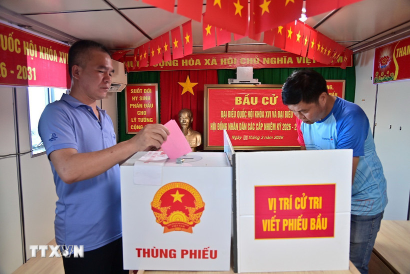 Thuyền viên tàu Hải An 68 bỏ phiếu bầu cử trên tàu Trường Sa 04. (Ảnh: TTXVN phát)