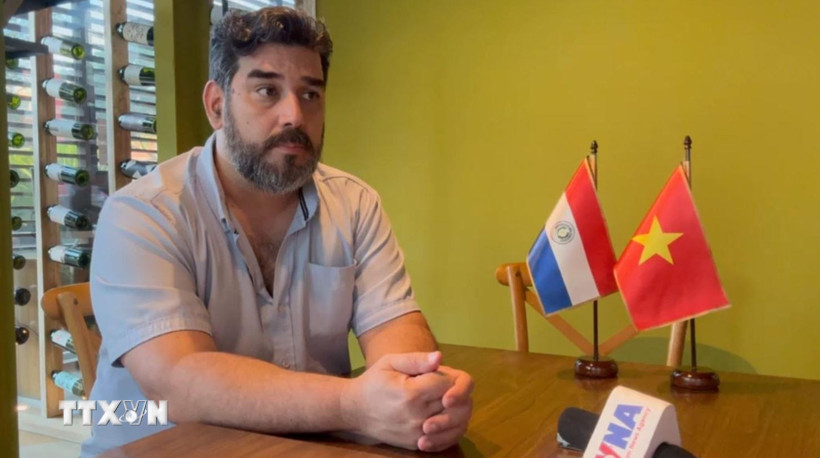 Tổng Bí thư Đảng Cộng sản Paraguay Najeeb Amado trả lời phỏng vấn phóng viên TTXVN tại Asuncion ngày 12/12/2025, nhân kỷ niệm 30 năm thiết lập quan hệ ngoại giao Việt Nam-Paraguay (1995-2025). (Ảnh: Diệu Hương/TTXVN)