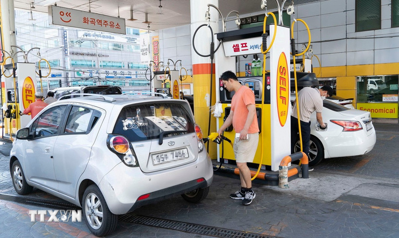 Trạm xăng ở Seoul, Hàn Quốc. (Ảnh: THX/TTXVN)