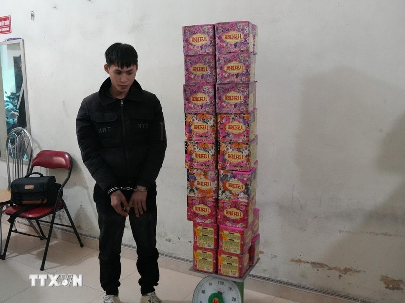 Đối tượng Hà Văn Giáp cùng số pháo hoa tang vật. (Ảnh: TTXVN phát)