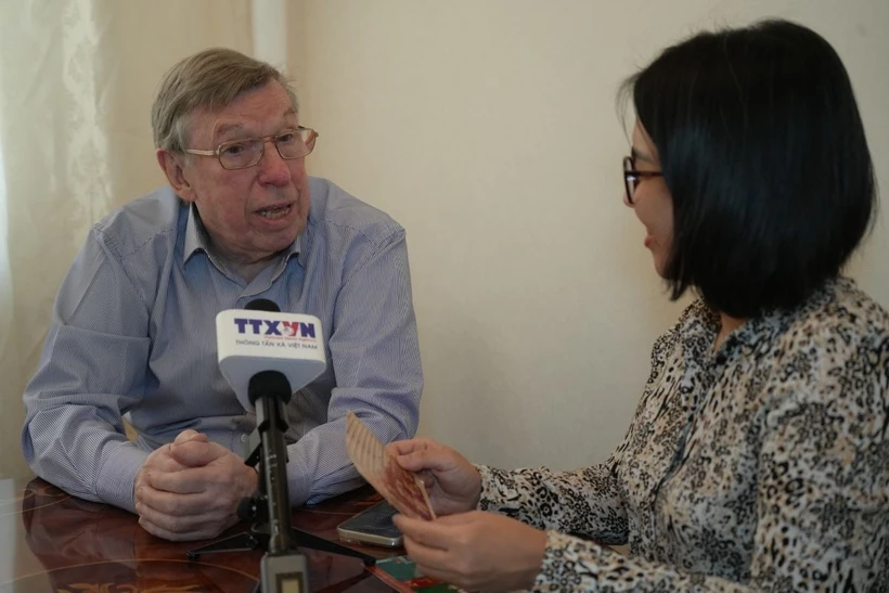Ông Viktor Petrov (bên phải) trao đổi với phóng viên TTXVN. (Ảnh: Lê Quang Vinh/TTXVN)