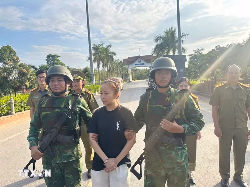 Lê Thọ Cẩm Cát bị Tòa án nhân dân thành phố Đà Nẵng tuyên phạt 13 năm tù giam về hai tội danh “Lừa đảo chiếm đoạt tài sản” và “Làm giả con dấu, tài liệu của cơ quan, tổ chức”. (Ảnh: TTXVN phát)