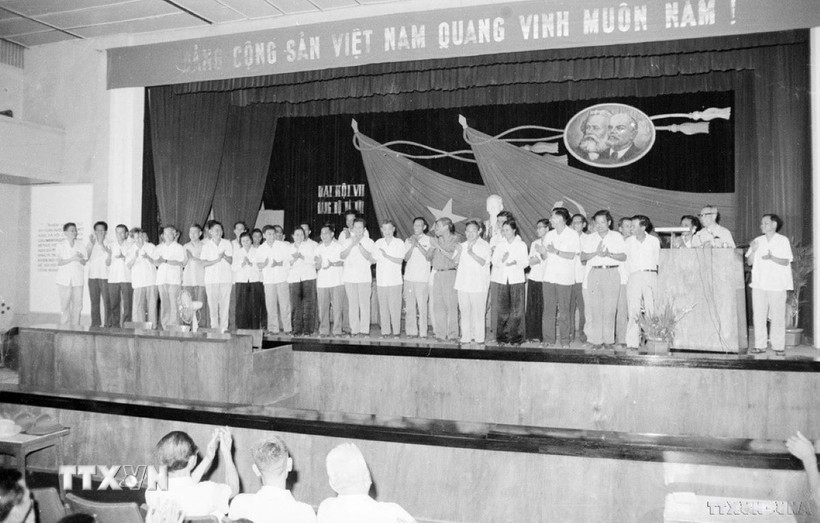 Ban chấp hành Đảng bộ thành phố Hà Nội khóa 7 ra mắt đại hội (5/1977). (Ảnh: Xuân Lâm/TTXVN)