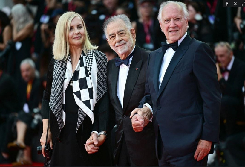 Đạo diễn người Mỹ Francis Ford Coppola (giữa) cùng đạo diễn Đức Werner Herzo (phải), nghệ sỹ mỹ thuật Lena Herzog (trái) chụp ảnh trên thảm đỏ. (Ảnh: AFP)
