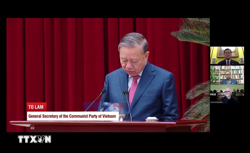 Các thành viên dự tọa đàm từ các điểm cầu theo dõi bài phát biểu của Tổng Bí thư Tô Lâm, do Hội CVFS chuẩn bị. (Ảnh: TTXVN phát)