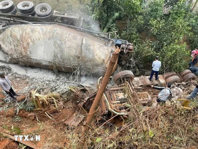 Xe đầu kéo kéo theo bồn chở ximăng phía sau bị rơi xuống vực sâu khoảng 60m. (Ảnh: TTXVN phát)