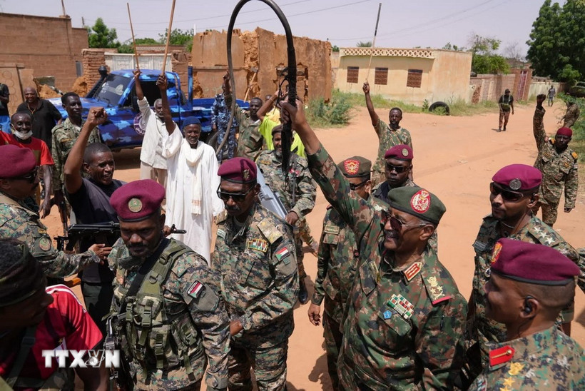 Tổng tư lệnh Lực lượng Vũ trang Sudan, Tướng Abdel Fattah Al Burhan (thứ 2, phải, phía trước), tại El Obeid, Bắc Kordofan, Sudan. (Ảnh: THX/TTXVN)