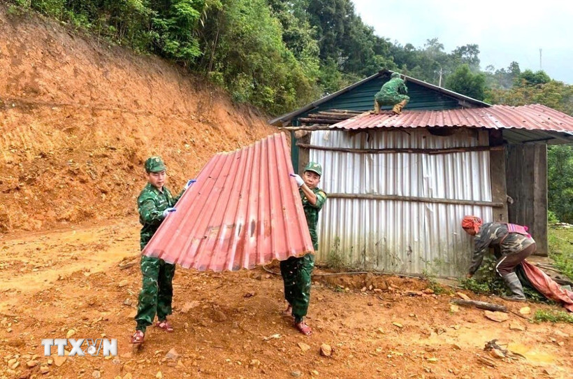 Cán bộ, chiến sỹ bộ đội Biên phòng hỗ trợ người dân khu vực biên giới tháo dỡ nhà tạm, dột nát. (Ảnh minh họa. Nguồn: TTXVN phát)