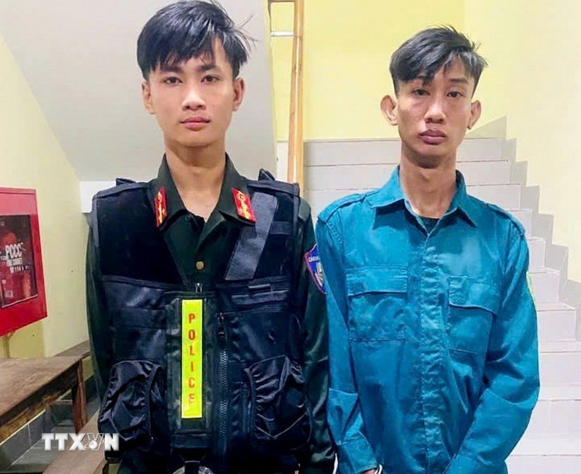 Đối tượng Nguyễn Phạm Hoàng Dương (trái) và Nguyễn Thuận Quý (phải). (Ảnh TTXVN phát)