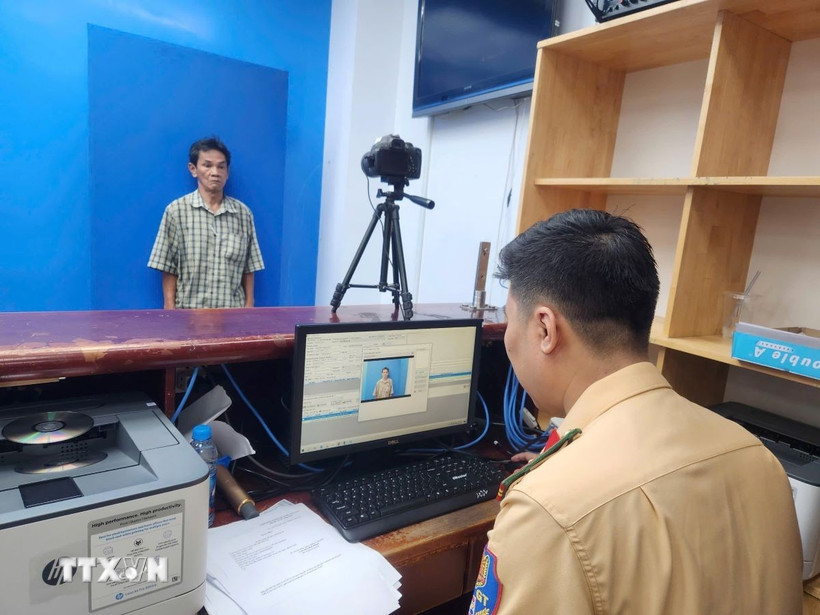 Người dân thực hiện các thủ tục cấp mới, đổi và cấp lại giấy phép lái xe tại trụ sở tại số 252 Lý Chính Thắng, phường 9 (Quận 3, Thành phố Hồ Chí Minh). (Ảnh: Mạnh Linh/TTXVN)