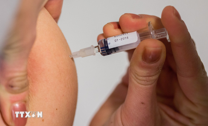 Tiêm vaccine phòng sởi. (Ảnh: AFP/TTXVN)