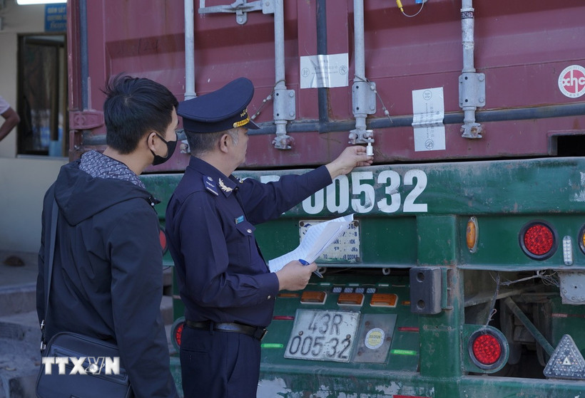 Lực lượng hải quan kiểm tra, giám sát hàng hoá xuất nhập khẩu trên các phương tiện thông quan qua Cửa khẩu Quốc tế Lao Bảo. (Ảnh: Thanh Thủy/TTXVN)