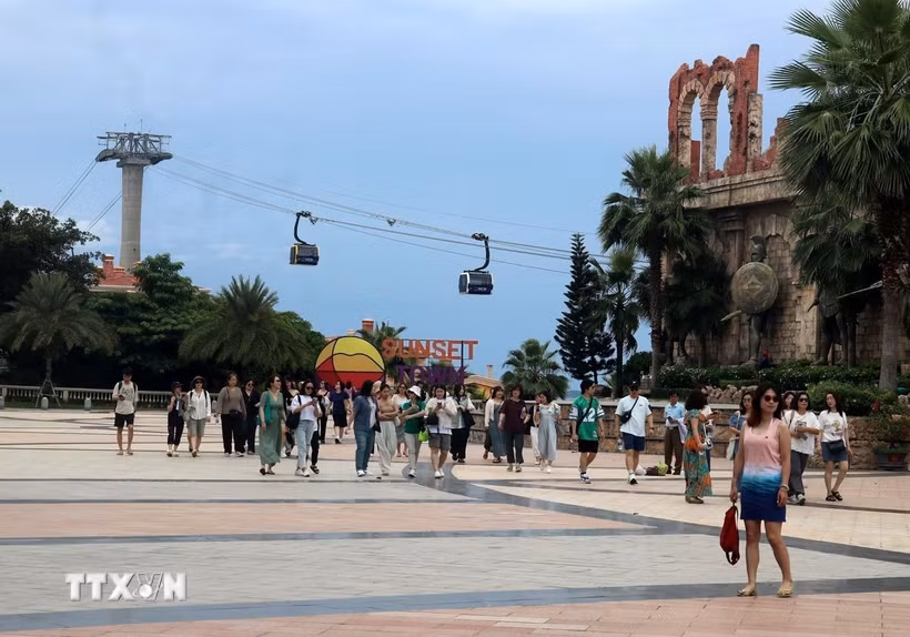 Khách du lịch tham quan, trải nghiệm cáp treo Hòn Thơm, thành phố Phú Quốc (Kiên Giang). (Ảnh minh họa. Lê Huy Hải/TTXVN)
