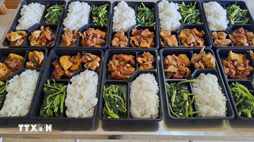Những suất cơm miễn phí cho các sỹ tử. (Ảnh: TTXVN phát)