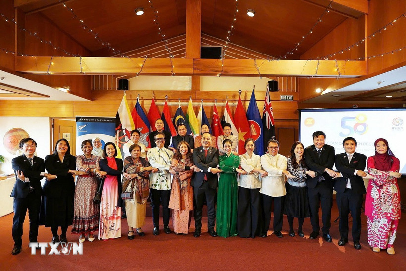 Đại diện các Đại sứ quán, Cao ủy các nước thành viên ASEAN có cơ quan đại diện tại Wellington (New Zealand) là Indonesia, Malaysia, Philippines, Singapore, Thái Lan và Việt Nam, cùng với Timor Leste là quan sát viên, chụp ảnh lưu niệm tại Lễ kỷ niệm. (Ảnh: TTXVN phát)