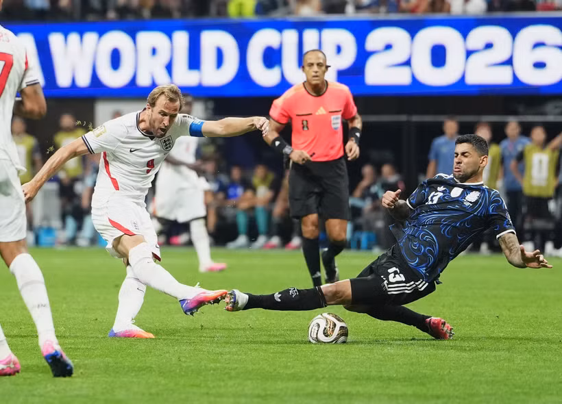 Harry Kane vung chân dứt điểm, nỗ lực tìm kiếm bàn thắng cho tuyển Anh trong cuộc đối đầu với Argentina. (Ảnh: THX/TTXVN phát)