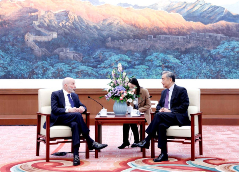 Ngoại trưởng Trung Quốc Vương Nghị và Phó Chủ tịch điều hành Ủy ban quốc gia quan hệ Mỹ-Trung, ông Evan Greenberg. (Ảnh: chinadailyasia)