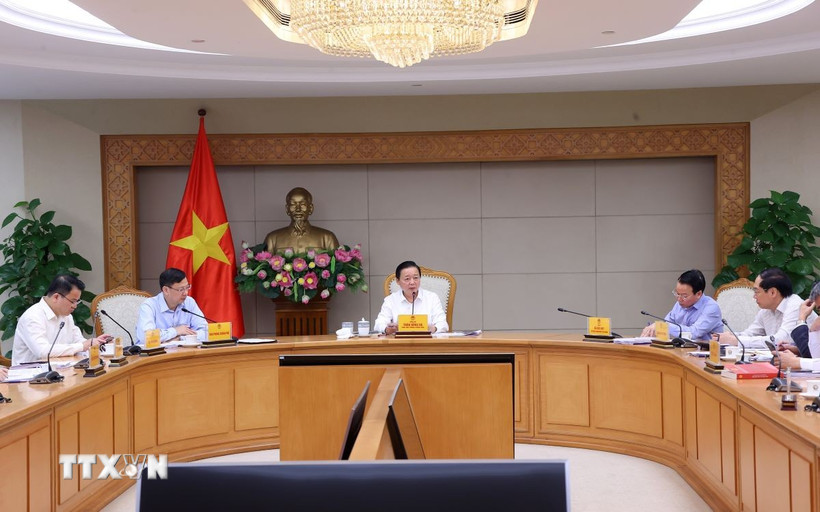 Phó Thủ tướng Trần Hồng Hà chủ trì cuộc làm việc. (Ảnh: Văn Điệp/TTXVN)