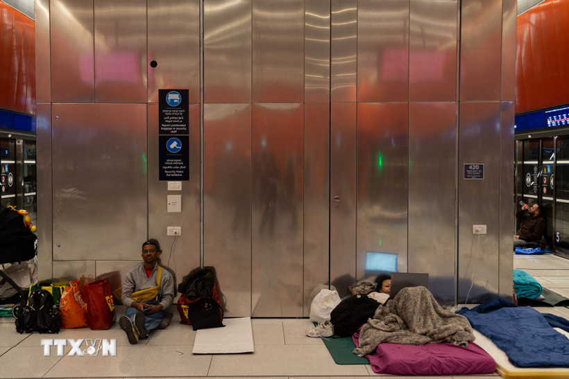 Người dân ngủ qua đêm tại nhà ga tàu điện ngầm để tránh xung đột, tại Tel Aviv, Israel, ngày 2/3/2026. (Ảnh: THX/TTXVN)