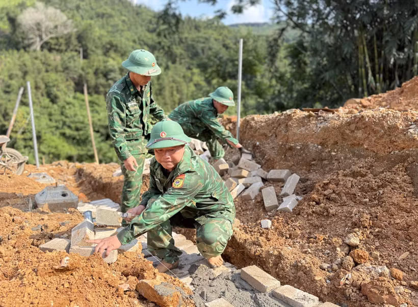 Lực lượng bộ đội biên phòng tham gia hỗ trợ xây dựng Điểm trường mầm non Cốc Pàng. (Ảnh: Chu Hiệu/TTXVN)
