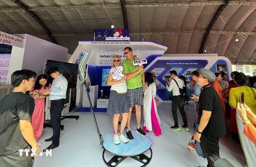 Bắt nhịp xu hướng phát triển của báo chí truyền thông số, TTXVN giới thiệu ứng dụng công nghệ "check in 360 Photo Booth" độc đáo, khách tham quan có thể sử dụng đoạn video đưa lên các nền tảng mạng xã hội, đánh dấu một trải nghiệm thú vị tại Hội Báo toàn quốc 2024. (Ảnh: TTXVN)