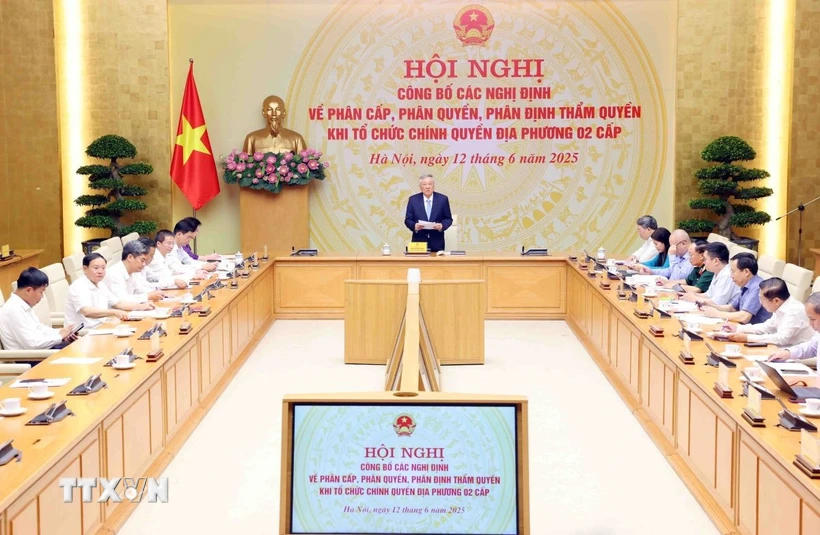 Quang cảnh Hội nghị công bố Nghị định về phân cấp, phân quyền khi tổ chức chính quyền địa phương 2 cấp. (Ảnh: Phạm Kiên/TTXVN)