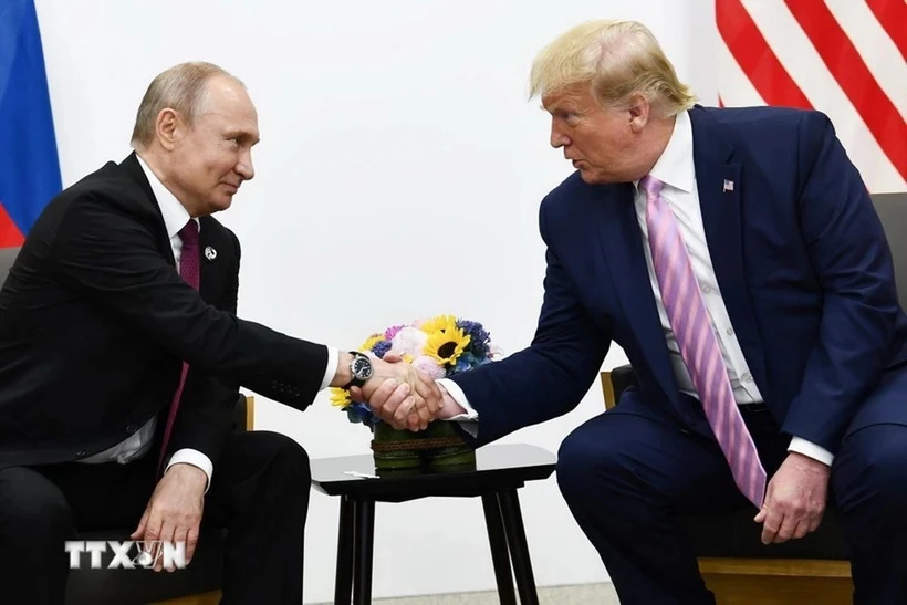 Tổng thống Mỹ Donald Trump (phải) và người đồng cấp Nga Vladimir Putin (trái) tại cuộc gặp ở Osaka, Nhật Bản ngày 28/6/2019. (Ảnh: AFP/TTXVN)